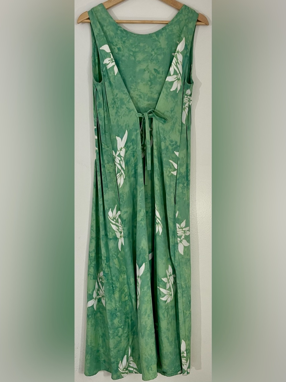 Sleeveless Lightweight Floral Maxi Dress Button Front in Green White size Medium - Picture 2 of 9